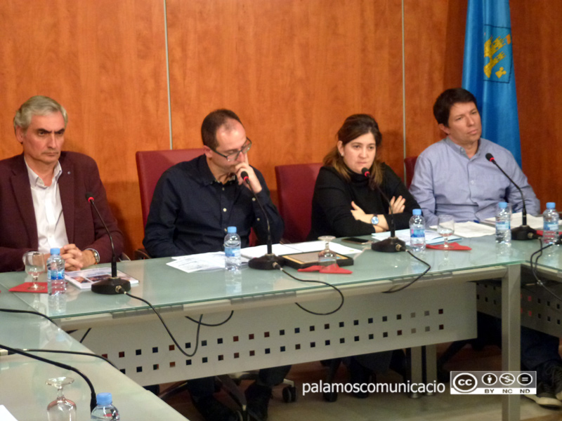 Jordi Pallí, de CiU, amb l'alcalde Lluís Puig i els regidors Maria Puig i Xavier Lloveras, d'ERC, durant un Ple.