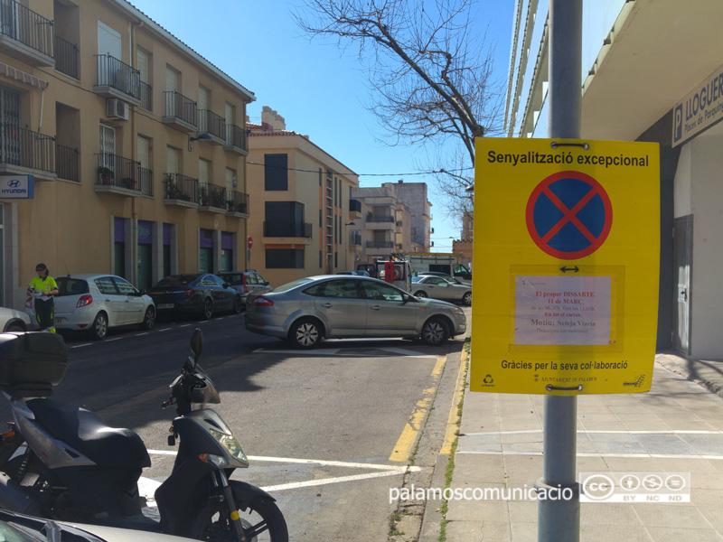 Senyalització al carrer de Provença informant que demà s'hi farà una neteja intensiva.