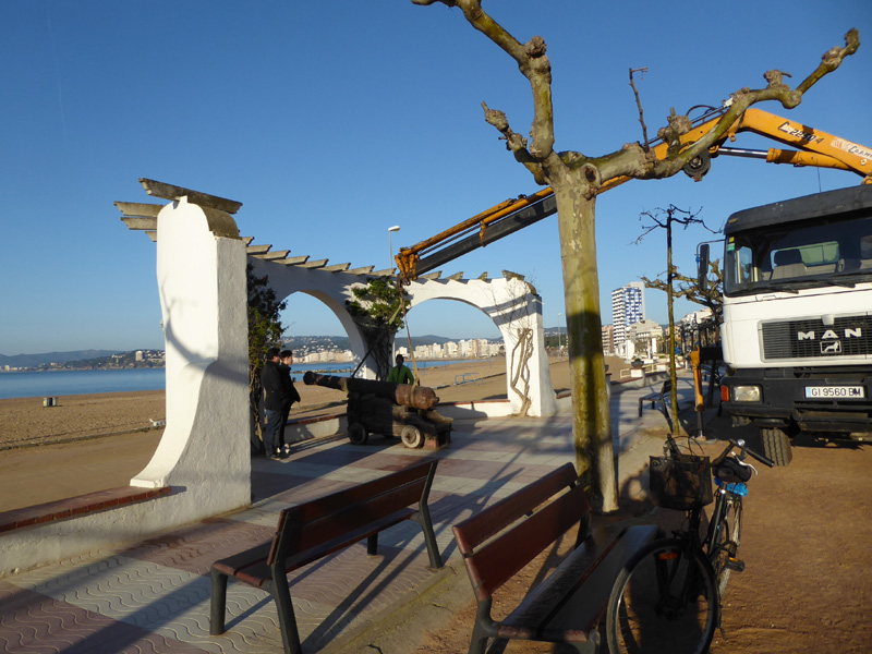 El canó es va retirar del seu emplaçament aquest divendres passat. (Foto: Ajuntament de Palamós).