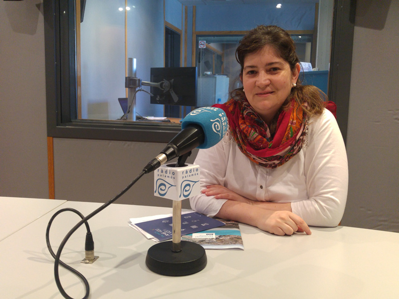 Maria Puig, regidora de Participació Ciutadana, avui a l'espai 'Preguntes' de Ràdio Palamós.