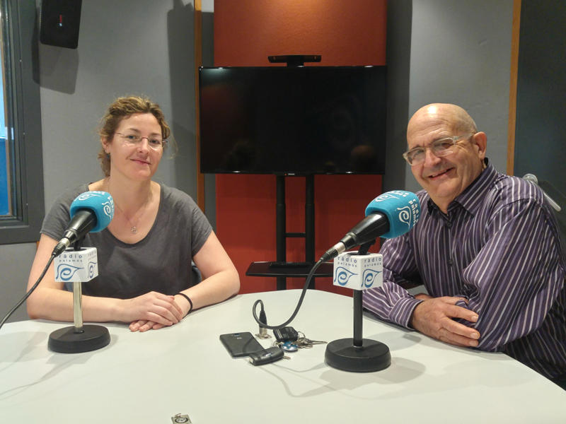 Sílvia Fà, directora del CEE Els Àngels, i Jordi Darder, membre de l'AMPA del centre, a Ràdio Palamós.