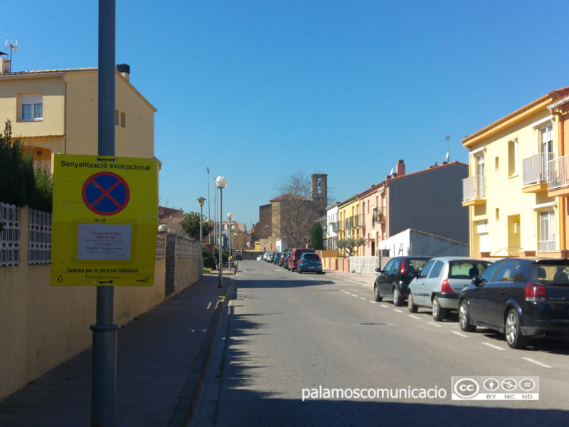 Senyalització a la plaça de Mossèn Gumersind informant que demà s'hi farà una neteja intensiva.