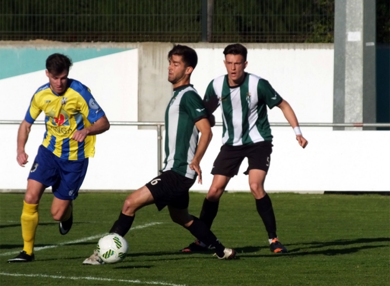 Jaume Duran, conduint la pilota davant dos jugadors del Peralada. (Foto: Peralada CF).