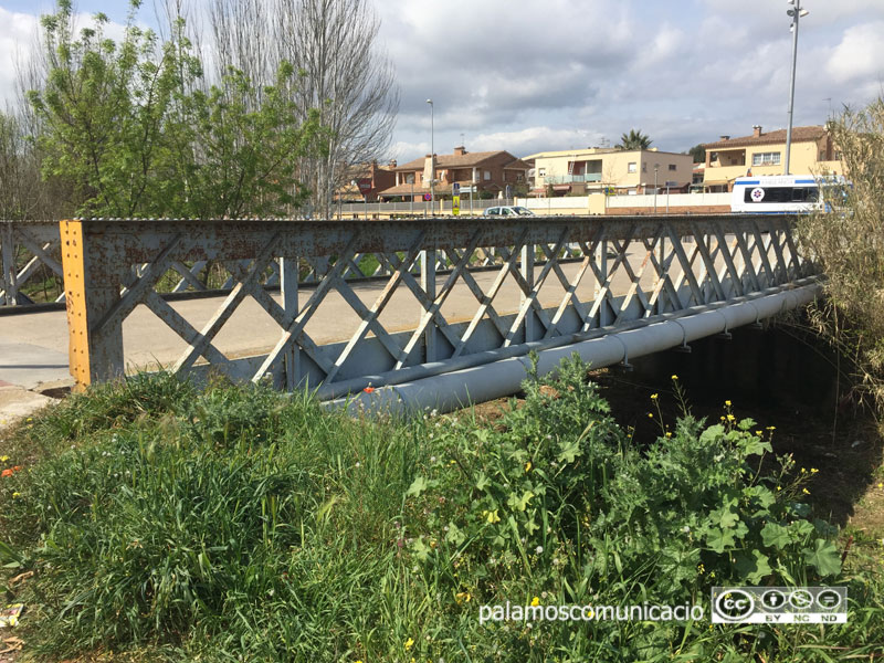 El pont Eiffel permet travessar la riera Aubi.
