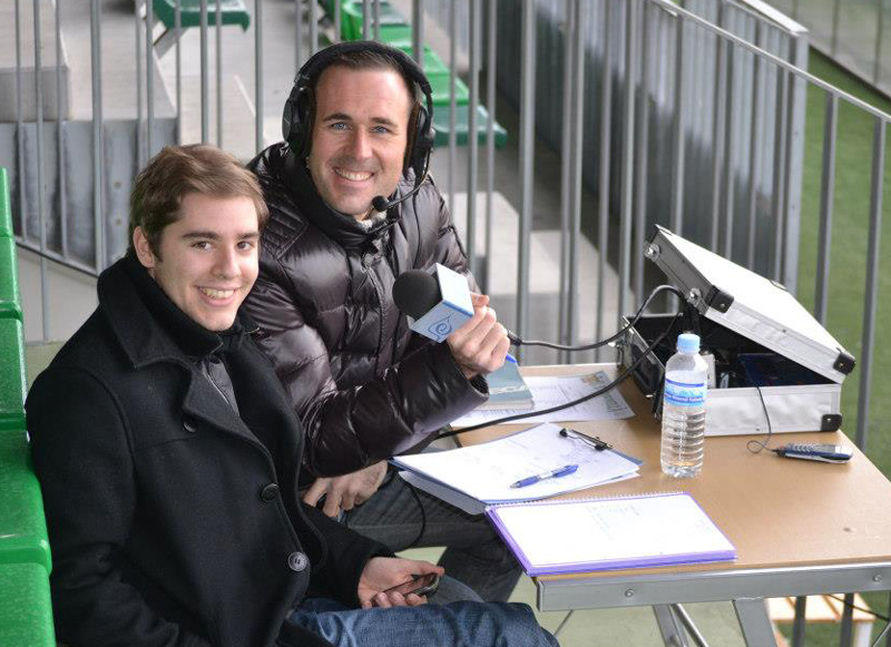 Óscar Fraile, en primer terme, agafa el relleu de Ramon Ribas en les transmissions del Palamós CF. (Foto: Josep Cama).