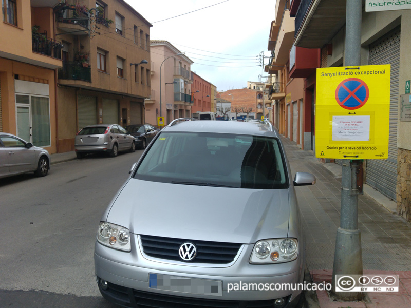 Senyalització al carrer Rentadors informant que demà s'hi farà una neteja intensiva.