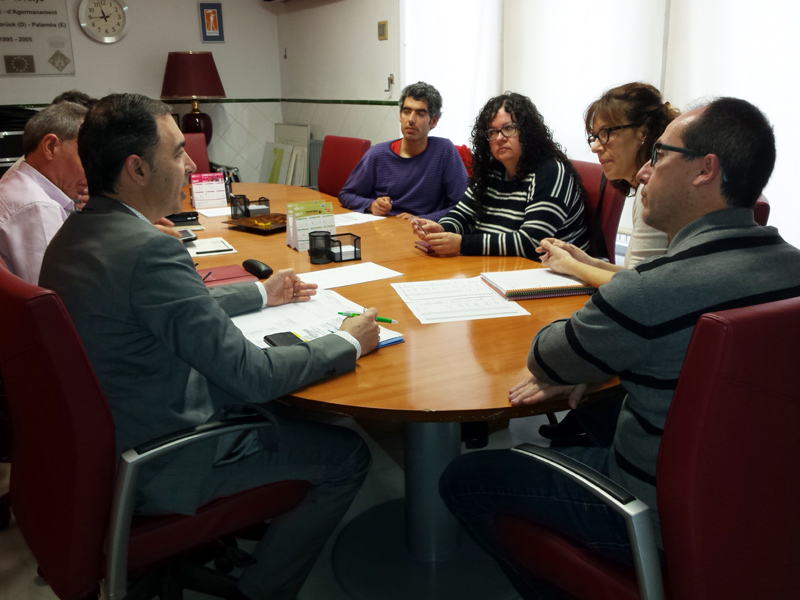 Reunió amb el director territorial a Girona del Departament d'Ensenyament, Josep Pere Polanco, per tractar el tema de les línIes P3. (Foto: Ajuntament
