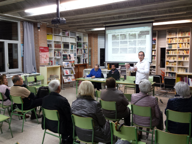 Reunió amb els veïns de la plaça dels Comtes. (Foto: Ajuntament de Palamós).