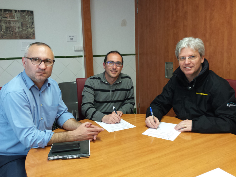 Colls, Puig i Romaní, en la firma del conveni.