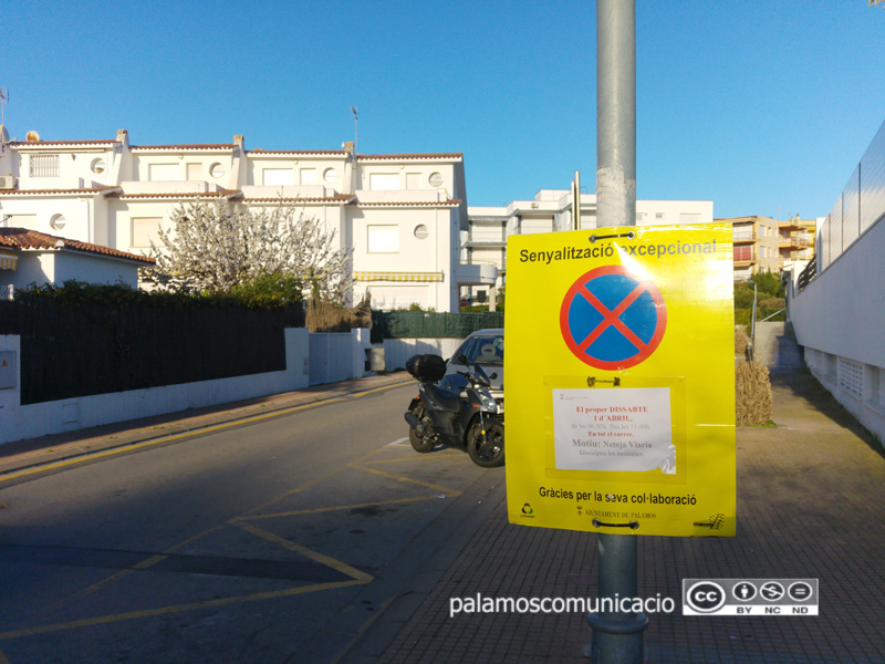 Senyalització al carrer Garbí informant que demà s'hi farà una neteja intensiva.