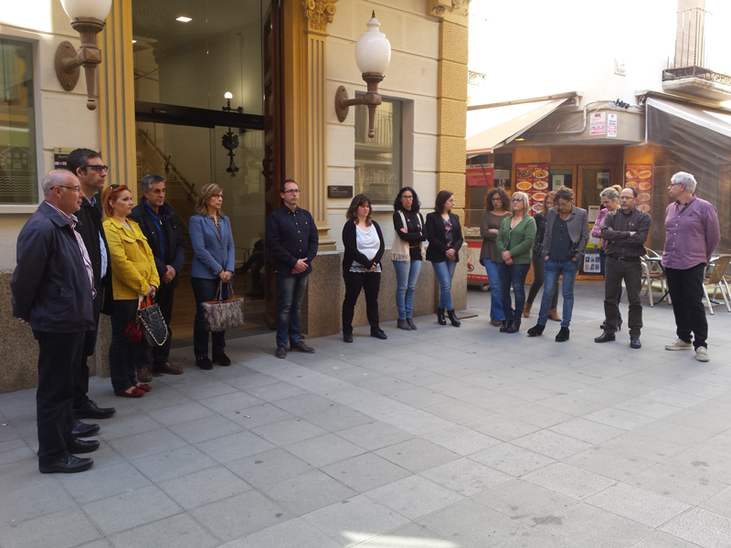 Personal i regidors de l'Ajuntament de Palamós fent el minut de silenci, aquest migdia.