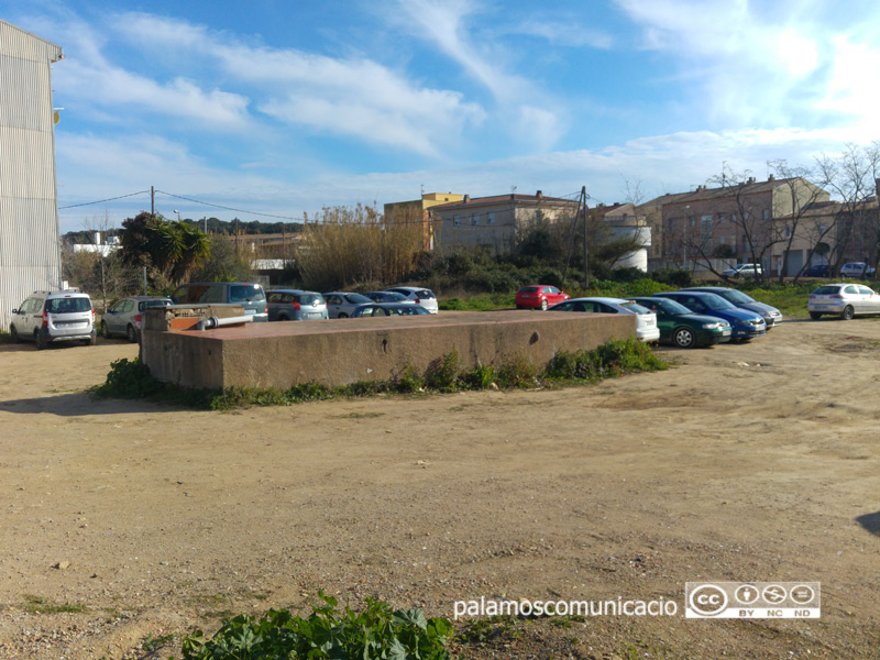 Solar del carrer de La Riera on es farà l'aparcament.