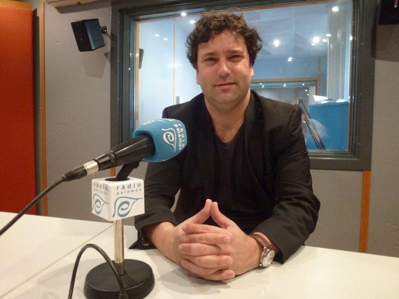 El politòleg palamosí Marc Gafarot, coautor del llibre, als estudis de Ràdio Palamós.
