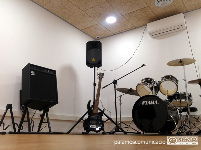 Un dels espais disposa d'una bateria i amplificadors.