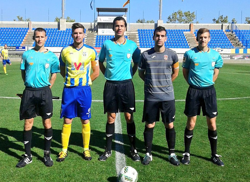 Els capitans de Palamós i Manlleu amb la tripleta arbitral. (Foto: Palamós CF).