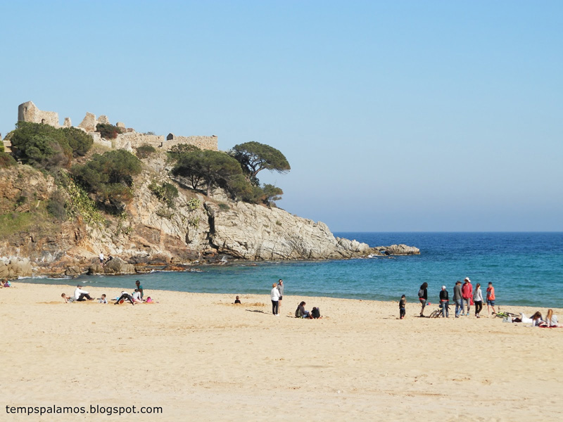 Gent gaudint d'un dia de sol a La Fosca, el passat dissabte. (Foto: tempspalamos.blogspot.com).