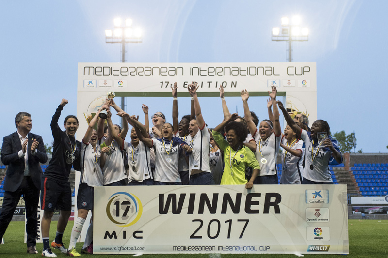 Les jugadores del PSG celebren el triomf, en la final del MIC femení disputada a Palamós.