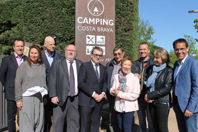 Acte de lliurament de la insígnia d’or al càmping Costa Brava. (Foto: Ajuntament de Calonge).