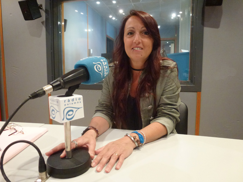 La regidora del PSC, Glòria Prim, avui a l'espai 'Preguntes' de Ràdio Palamós.