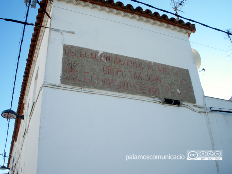 Símbol predemocràtic en un antic edifici de protecció oficial al barri de les Cases Noves.