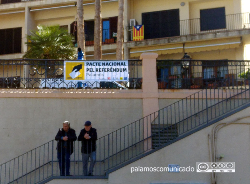 Pancarta a la plaça Murada de la campanya de l'ANC a favor del referèndum.