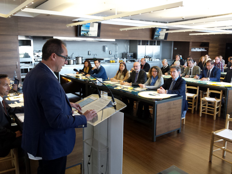 L'alcalde Lluís Puig durant el parlament de benvinguda en una jornada que s'ha fet a l'Espai del Peix. (Foto: Ajuntament de Palamós).