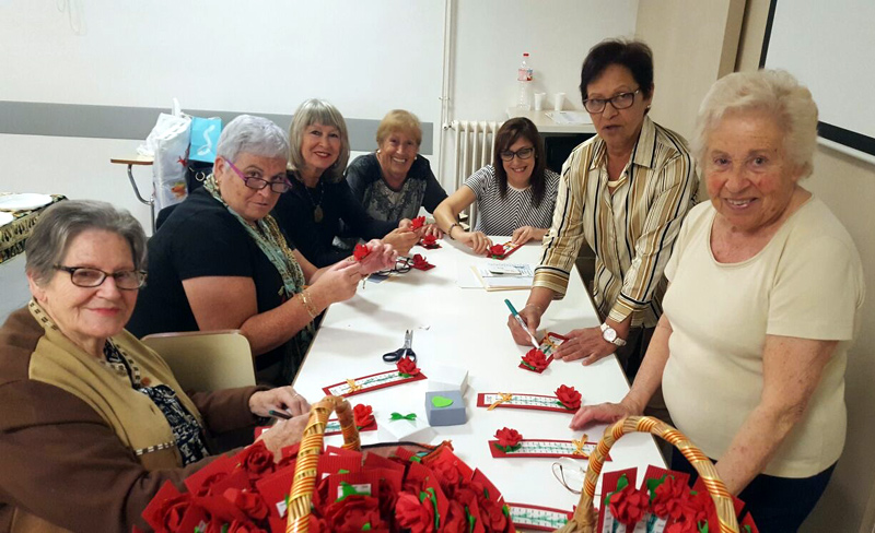 Residents de Palamós Gent Gran i voluntaris de Creu Roja han preparat roses i punts de llibre. (Foto: SSIBE).