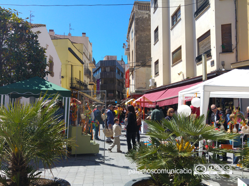 La tradicional fira de roses i llibres del carrer Major és una de les principals atraccions de Sant Jordi.