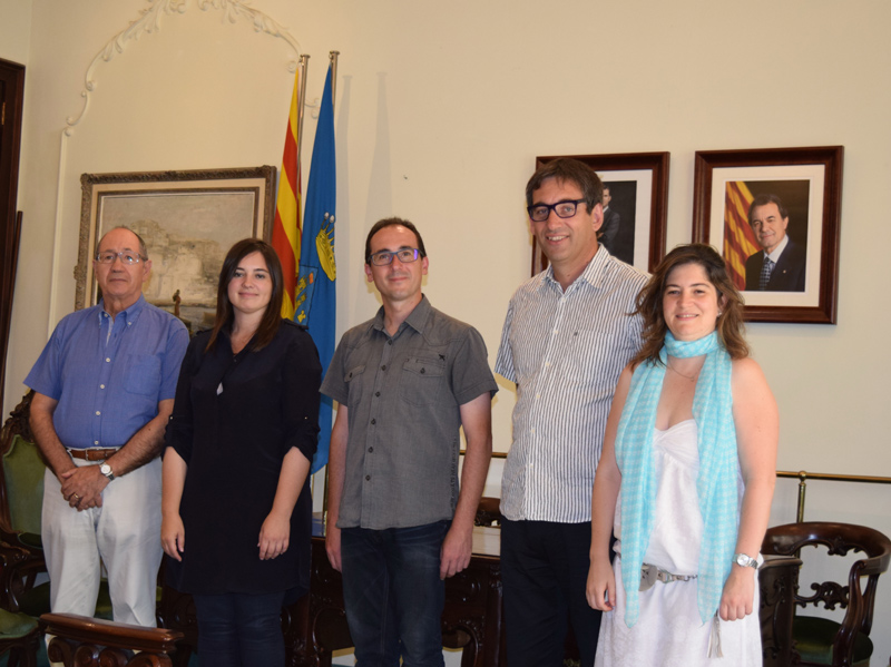 L'equip del projecte guanyador de la Beca l'any passat, a l'esquerra, amb les autoritats municipals. (Foto: Ajuntament de Palamós).