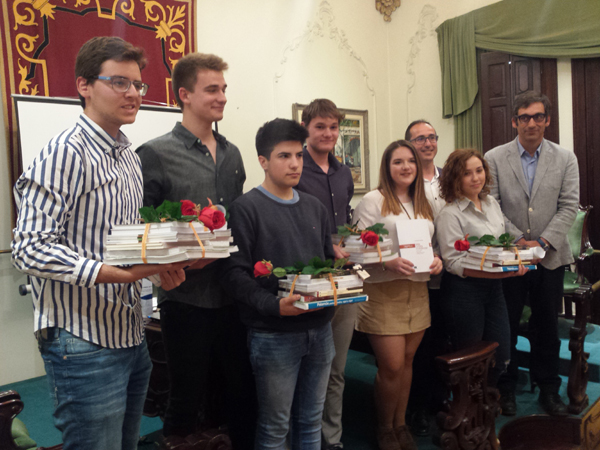 Els finalistes amb el guanyador al centre, quart per l'esquerra, acompanyats per l'alcalde i el regidor de Cultura i Patrimoni.