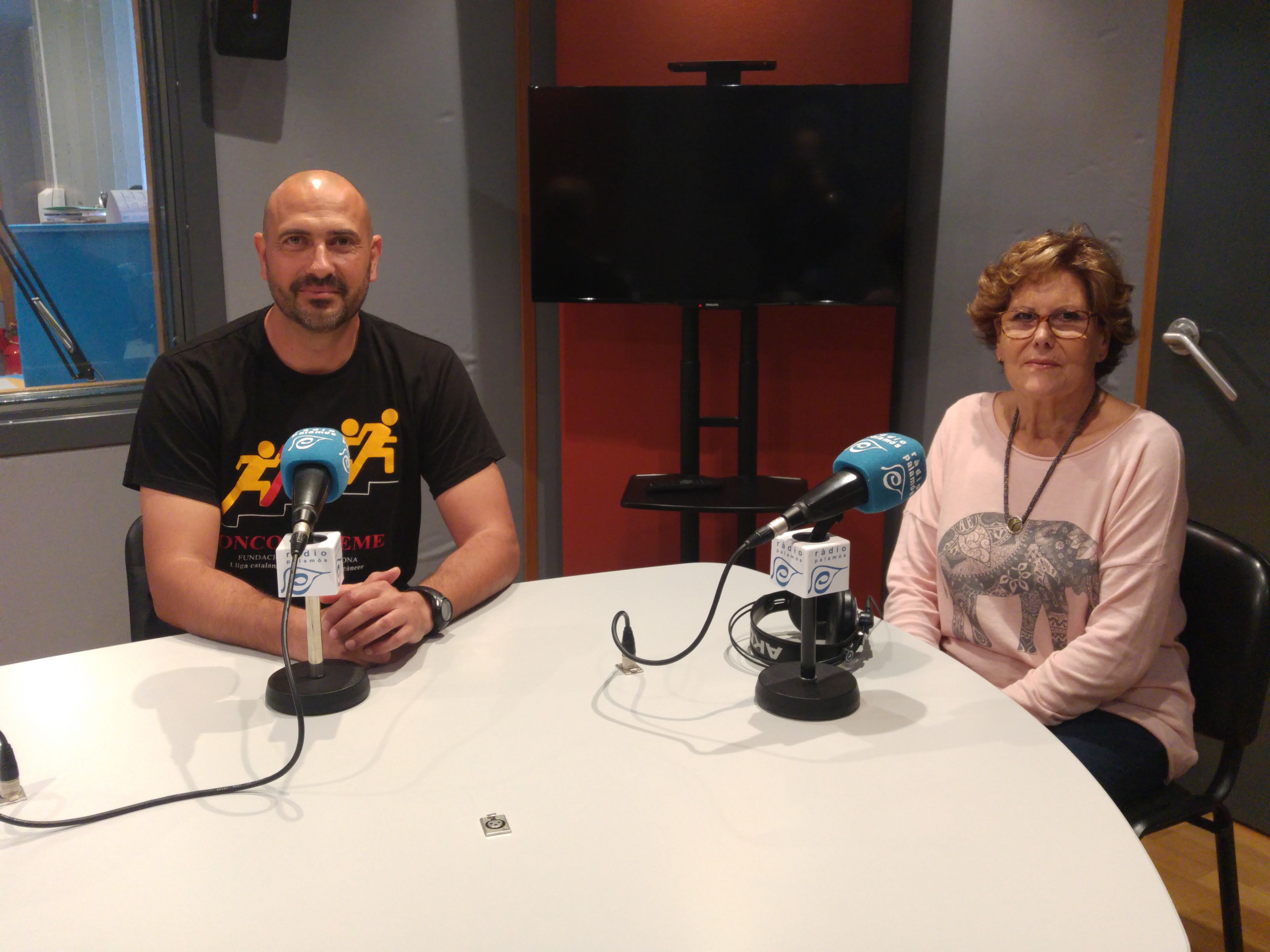 Xavier Adroher, del CE Palamós, i Hortènsia Doporto, de la Fundació Oncolliga, a Ràdio Palamós.