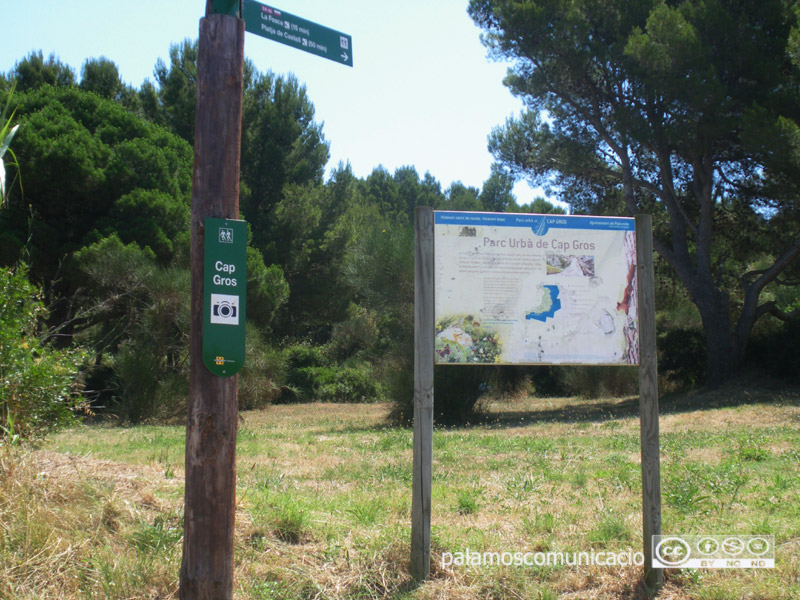 El turista feia senderisme pel camí de ronda de Palamós, a la zona del Cap Gros.