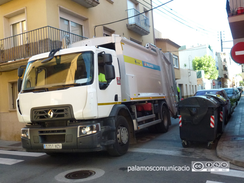 Camió de recollida d'escombraries en un carrer de Palamós.