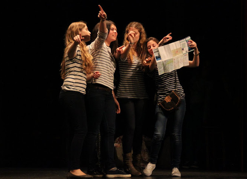 Alumnes de l'escola Vedruna en una edició de la Mostra de Teatre.