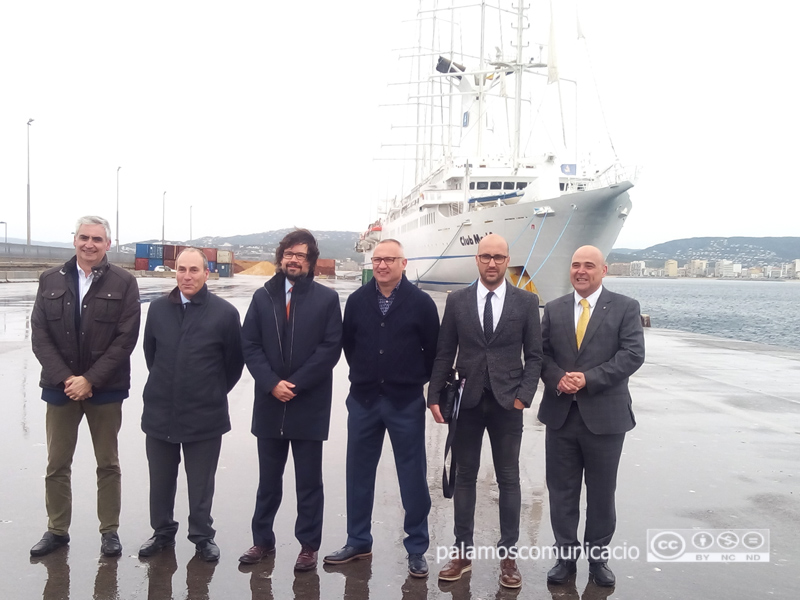 Representants municipals i de Ports de la Generalitat, aquest matí, en la inauguració de la temporada de creuers.