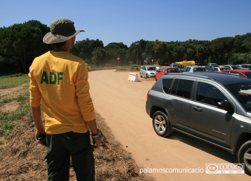 Des d’aquest cap de setmana, personal de l’ADF Gavarres Marítima regularà l'aparcament de Castell.