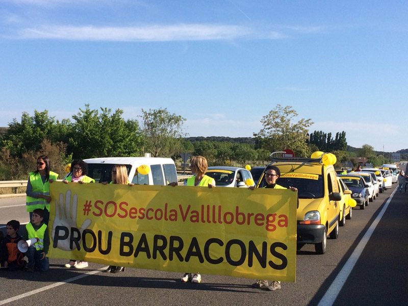 Un moment de la manifestació de divendres a la C-31. (Foto: AMPA CEIP Vall-llobrega).
