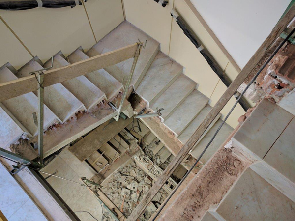 Obres d'instal·lació d'un ascensor a la seu de Serveis Socials. (Foto: Ajuntament de Calonge).