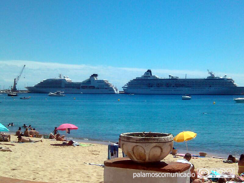 Doble escala de creuers turístics al port de Palamós.