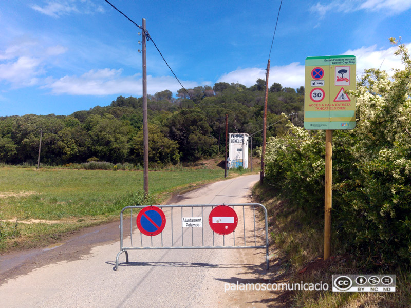 Accés tancat a la zona de Castell, ahir dilluns 1 de maig.