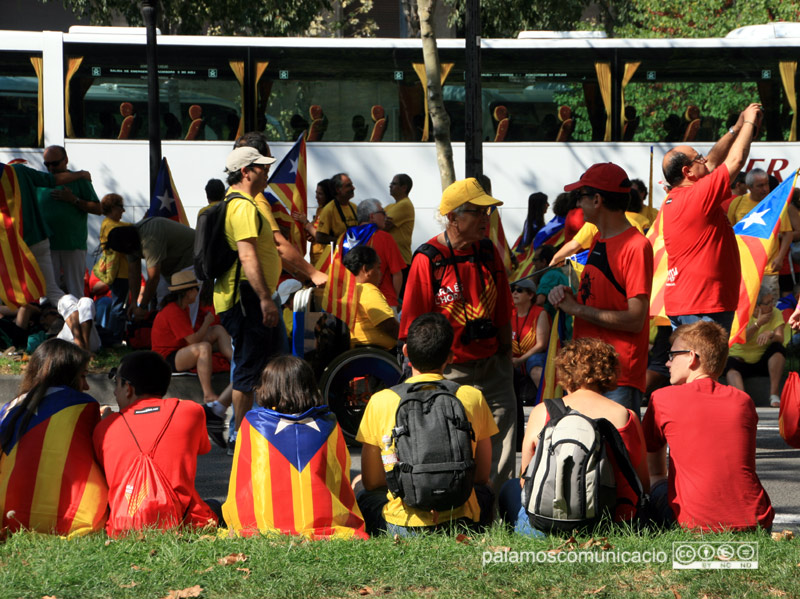 Manifestants a punt de pujar a un autocar, en una imatge d'arxiu.