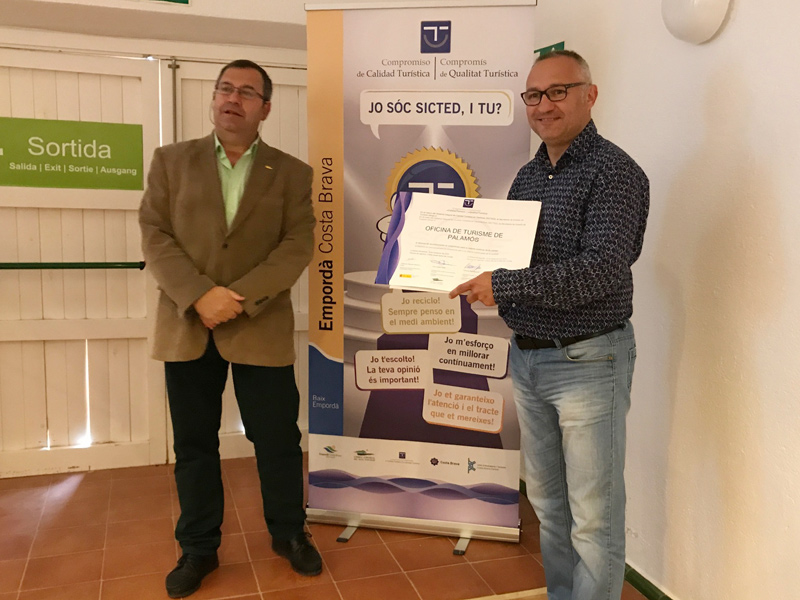 El regidor de Turisme, Emili Colls, amb el distintiu del Pla de Qualitat Turística en Destinació. (Foto: Ajuntament de Palamós).