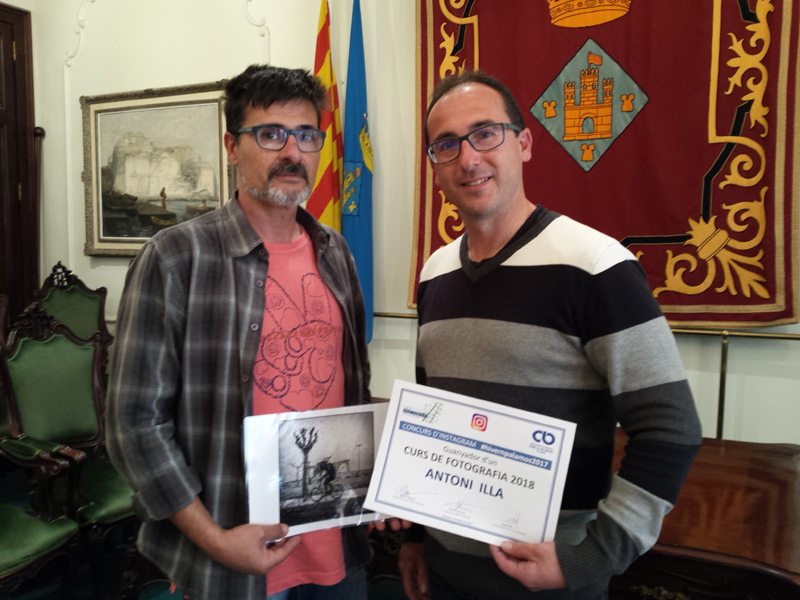 Illa rep el guardó de mans de l'alcalde Lluís Puig.(Foto: Ajuntament de Palamós).