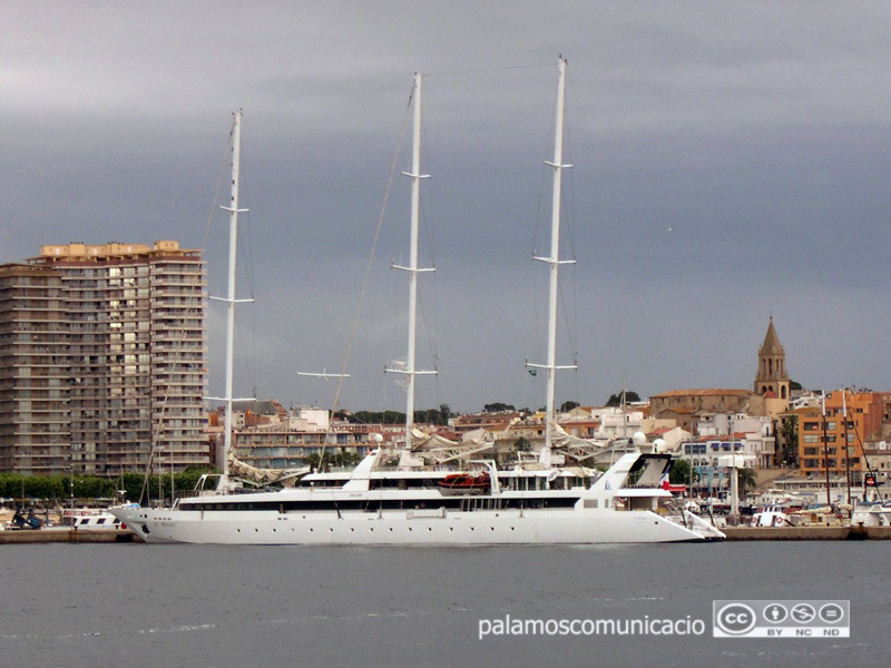El veler de luxe Le Ponant visita diumenge el port de Palamós.