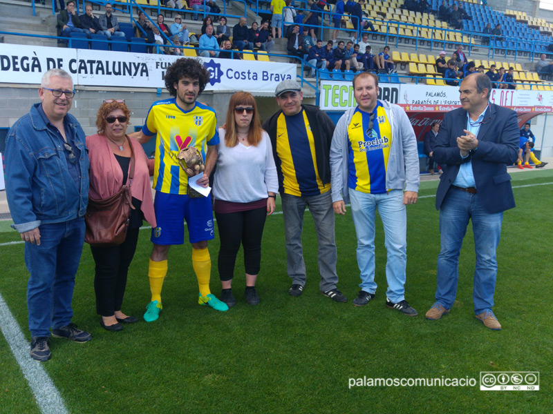 Narcís Barrera ha rebut abans de l'inici del partit el Trofeu Memorial Guillem Cantorné.