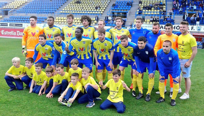 Els jugadors del Palamós es van fer una foto amb l'equip prebenjamí A, campió de lliga. (Foto: Palamós CF).