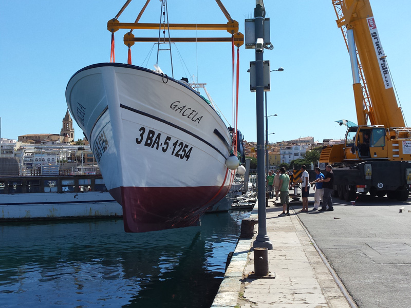 Una grua avarant La 'Gacela' a l'aigua aquest matí. (Foto: Ajuntament de Palamós).