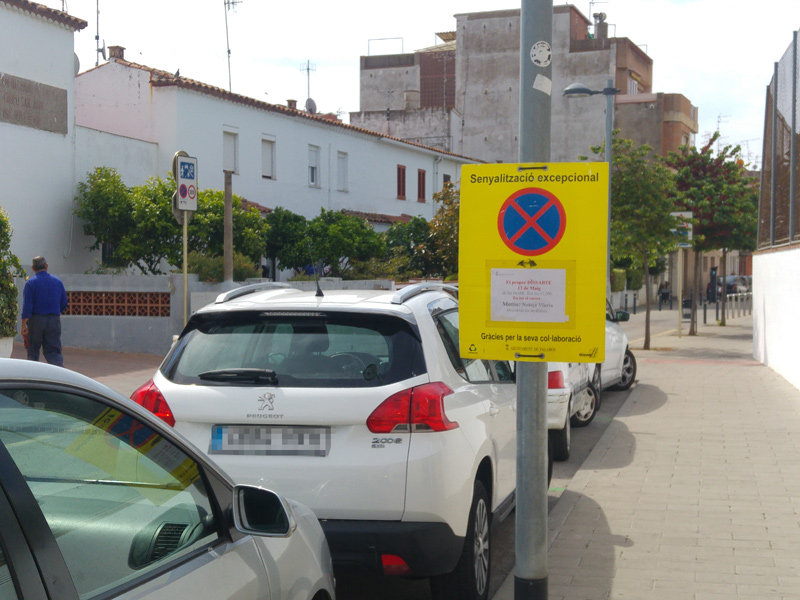 Senyalització al carrer de l'Hospital informant que demà s'hi farà una neteja intensiva.