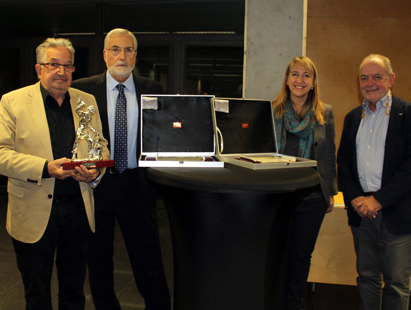 Narcís Caner, a l'esquerra, amb el guardó rebut. (Foto: FOEG)