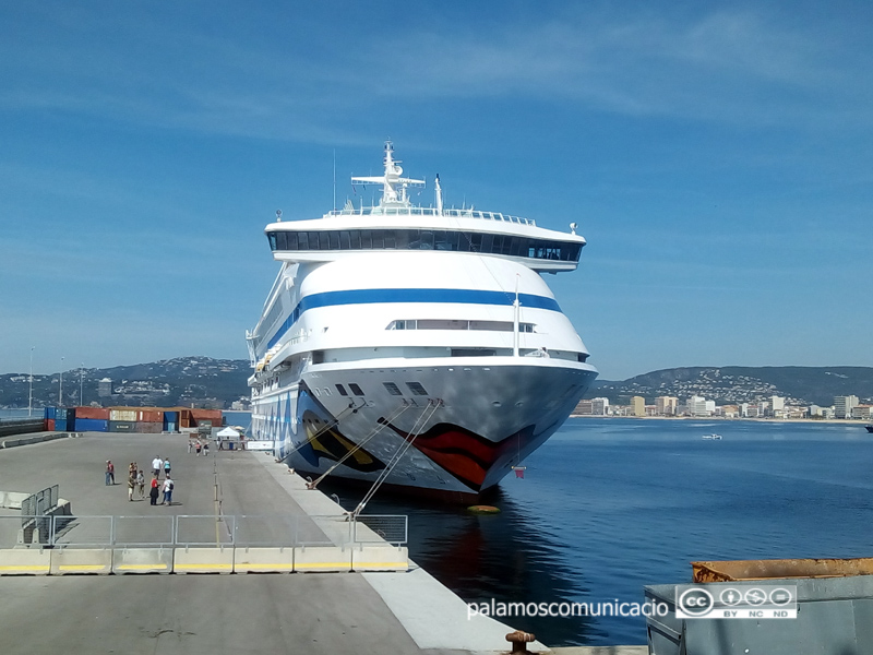 El creuer Aura, amb la seva peculiar decoració artística, avui al port de Palamós.